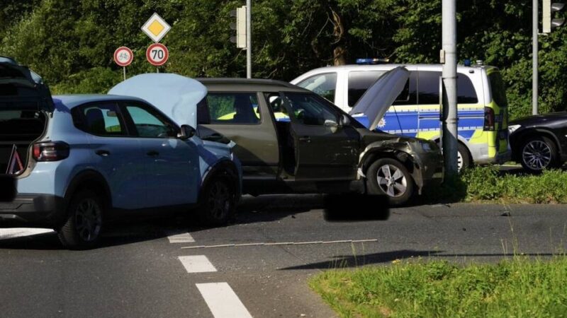 Zusammenstoß beim Abbiegen: Zwei Frauen bei Unfall in Grefrath leicht verletzt