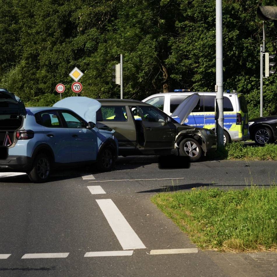 Zusammenstoß beim Abbiegen: Zwei Frauen bei Unfall in Grefrath leicht verletzt