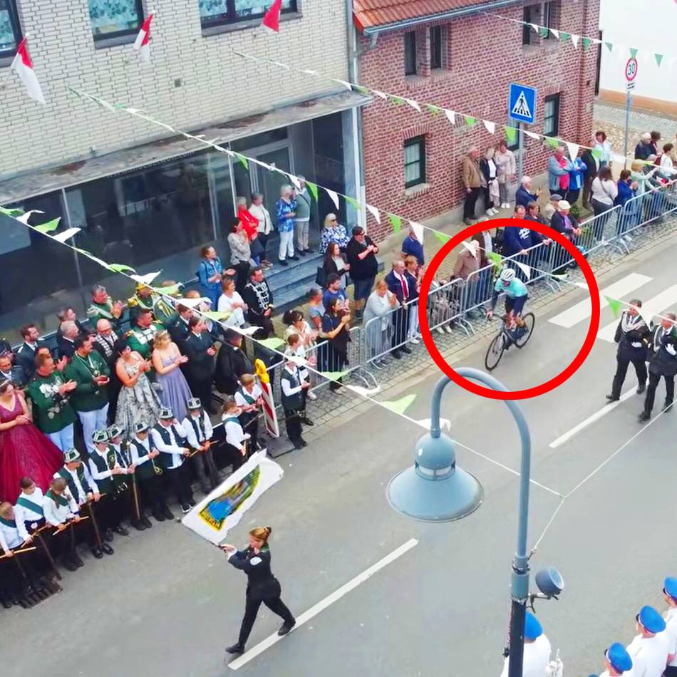Vorfall bei Schützenfest in Grevenbroich: „Waren alle sprachlos“ – Rennradfahrer braust durch die Königsparade