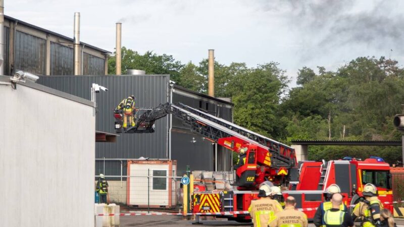 Einsatz in Krefeld-Linn: Feuer in der Filteranlage eines Betriebs ist gelöscht