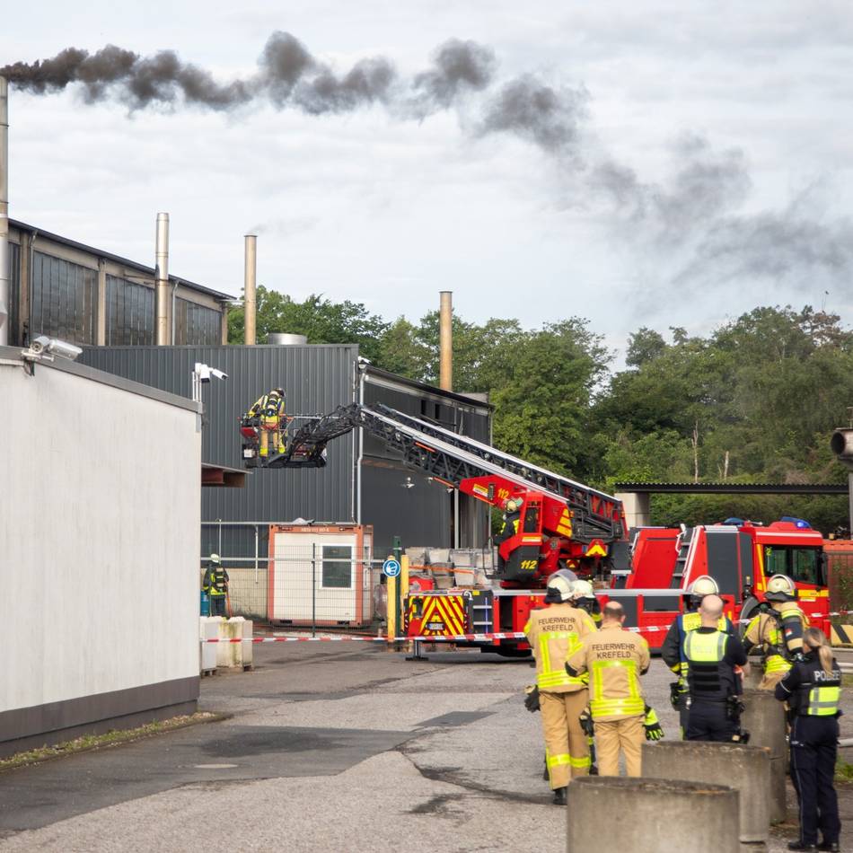 Einsatz in Krefeld-Linn: Feuer in der Filteranlage eines Betriebs ist gelöscht