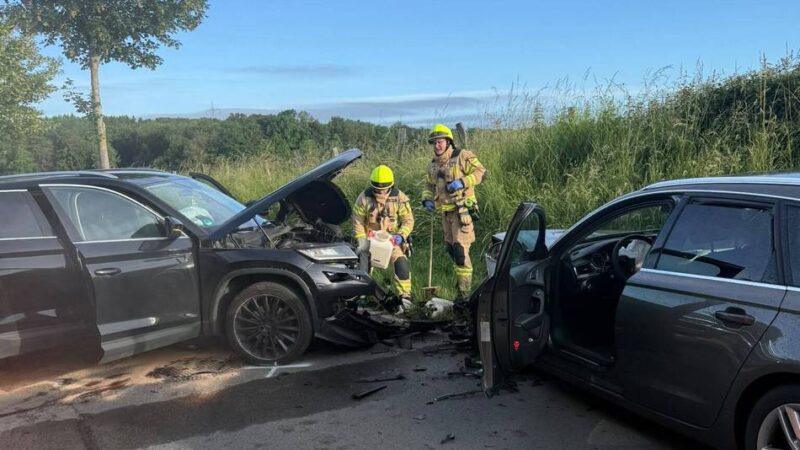 Feuerwehr Hückeswagen: Zwei Autos prallen auf der K 1 zusammen