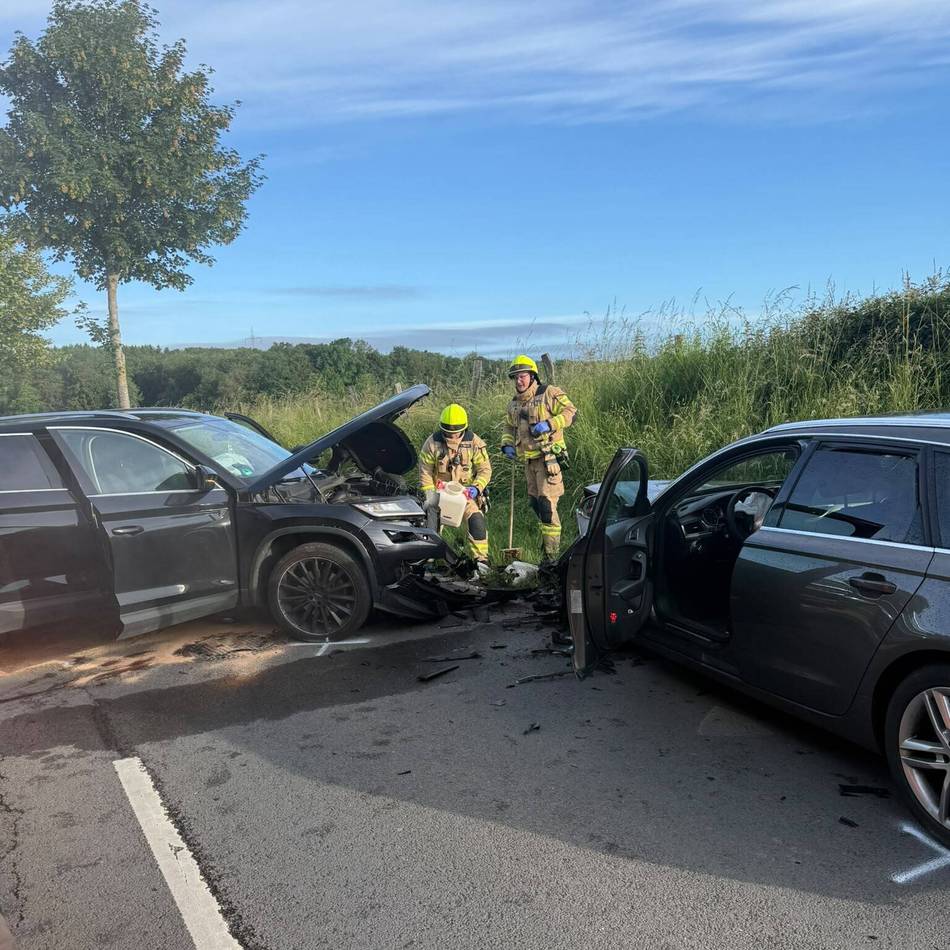Feuerwehr Hückeswagen: Zwei Autos prallen auf der K 1 zusammen