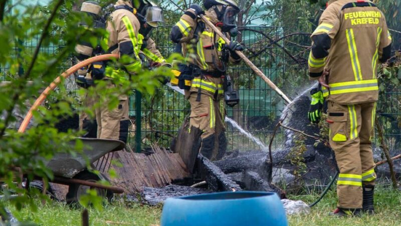 Feuerwehreinsatz in Krefeld: Zwei Verletzte bei Laubenbrand in Forstwald