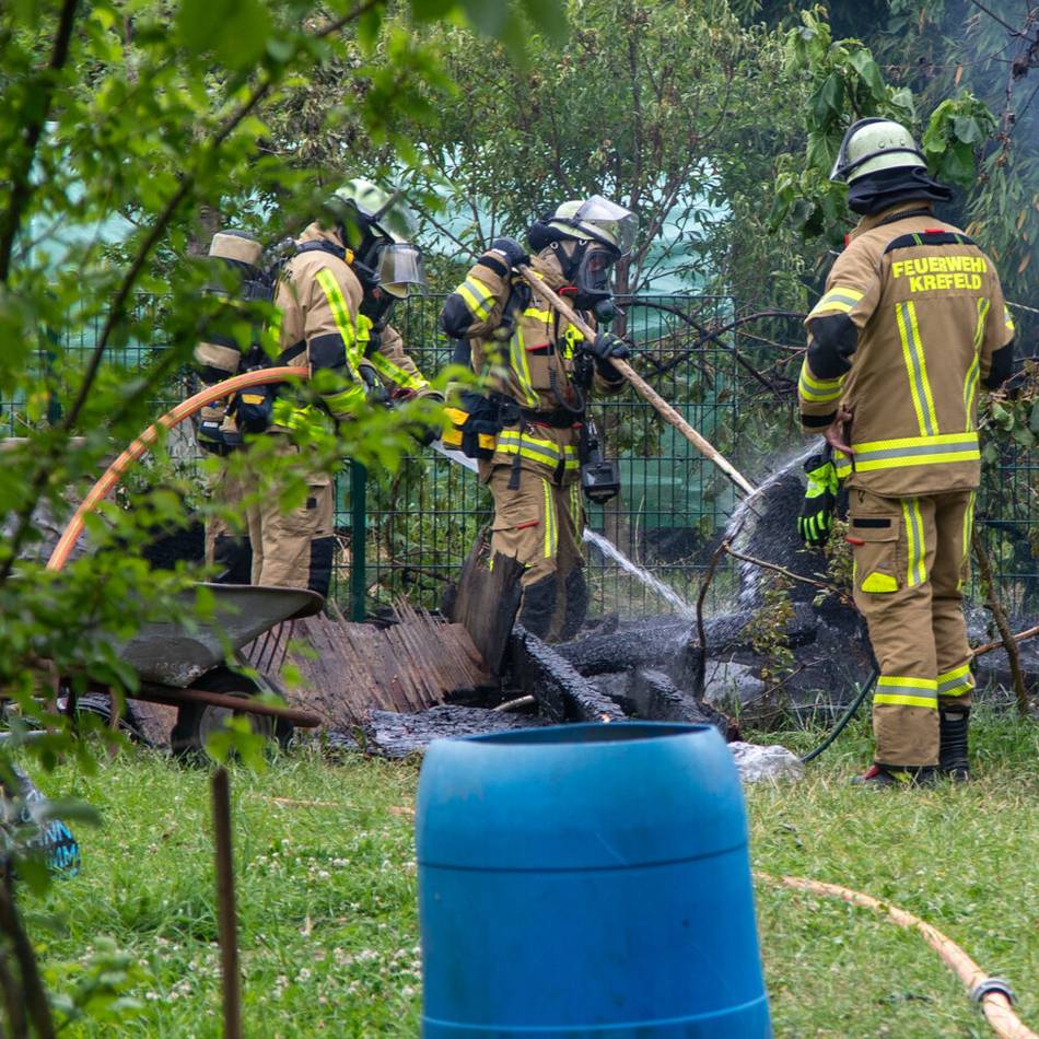 Feuerwehreinsatz in Krefeld: Zwei Verletzte bei Laubenbrand in Forstwald