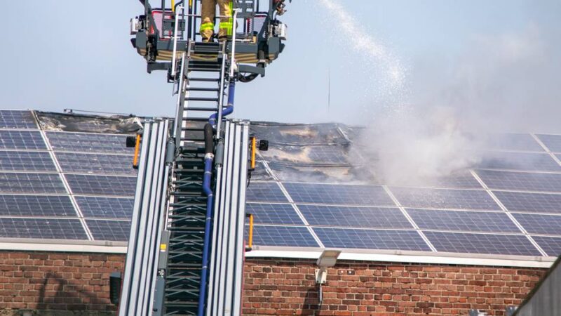 Feuerwehreinsatz in Krefeld: Photovoltaikanlage auf Hallendach gerät in Brand