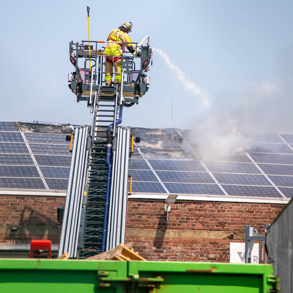 Feuerwehreinsatz in Krefeld: Photovoltaikanlage auf Hallendach gerät in Brand