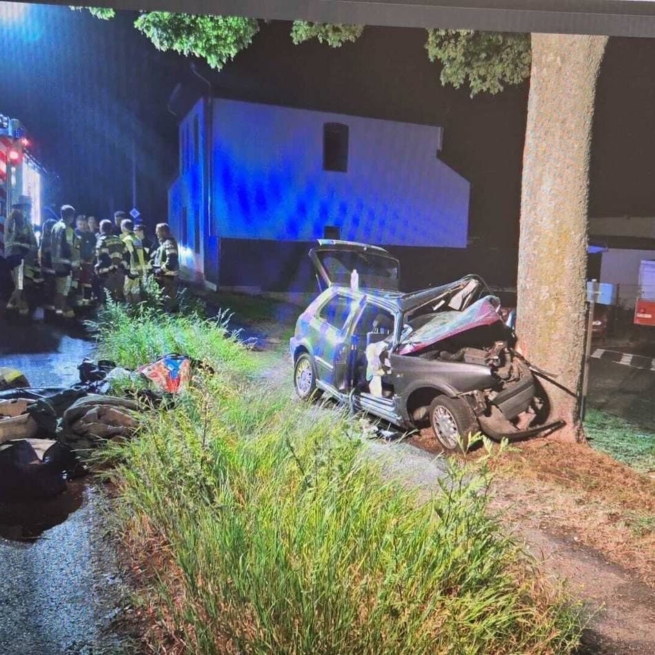 Schwerer Unfall in Rheinberg: Mann prallt mit seinem Auto gegen einen Baum und stirbt