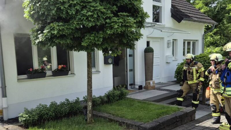 Rauchmelder verhindern Schlimmeres: Küchenbrand in Meerbusch – Bewohnerin verletzt
