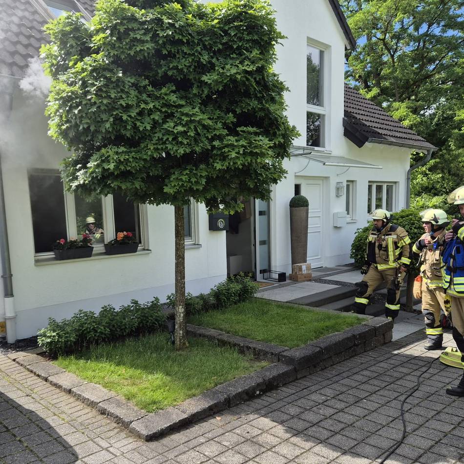 Rauchmelder verhindern Schlimmeres: Küchenbrand in Meerbusch – Bewohnerin verletzt