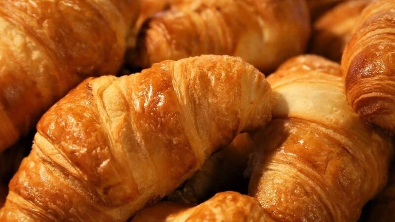 Bemerkenswerte Aktion : „Kein Kind soll hungrig sein“ – Bäckerei in Kevelaer verschenkt Brötchen an Schulkinder