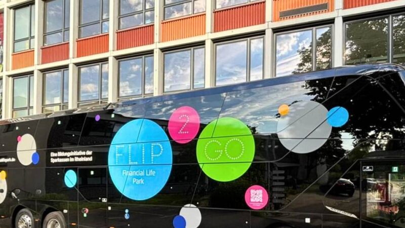 Sparkasse Leverkusen: „Bildungsbus“ macht am Lise-Meitner-Gymnasium Station