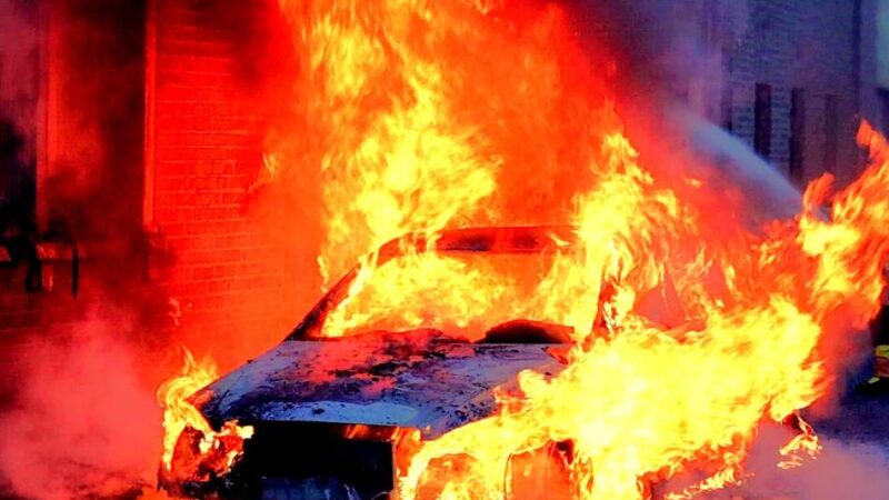 Fahrzeugbrand in Gindorf: Flammen aus der Motorhaube wurden zum Feuerball