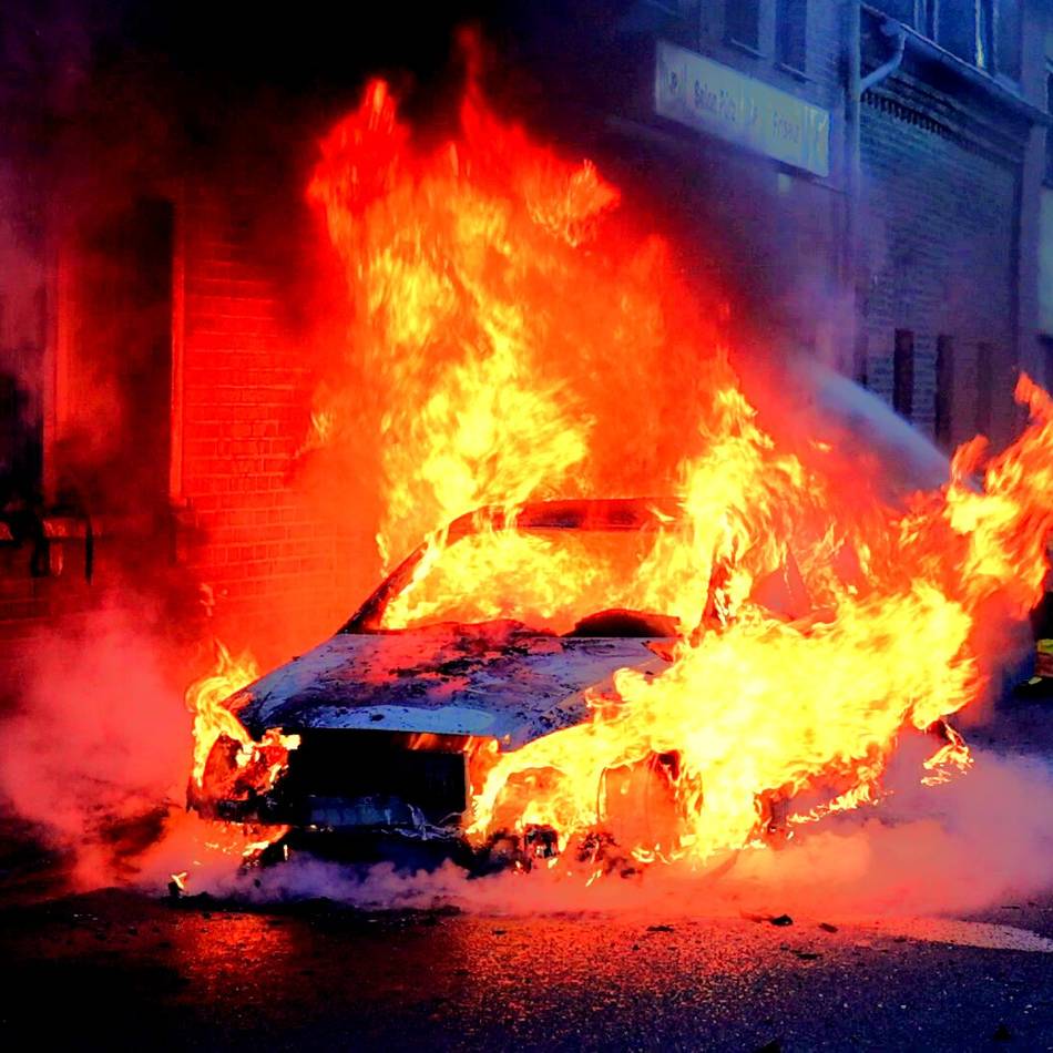 Fahrzeugbrand in Gindorf: Flammen aus der Motorhaube wurden zum Feuerball