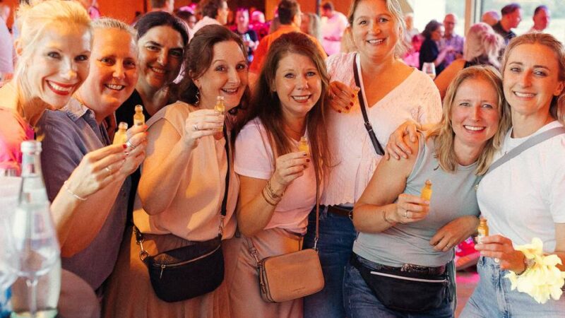 Party in Düsseldorf: Hunderte Gäste feiern RP-Jubiläum auf dem Rhein