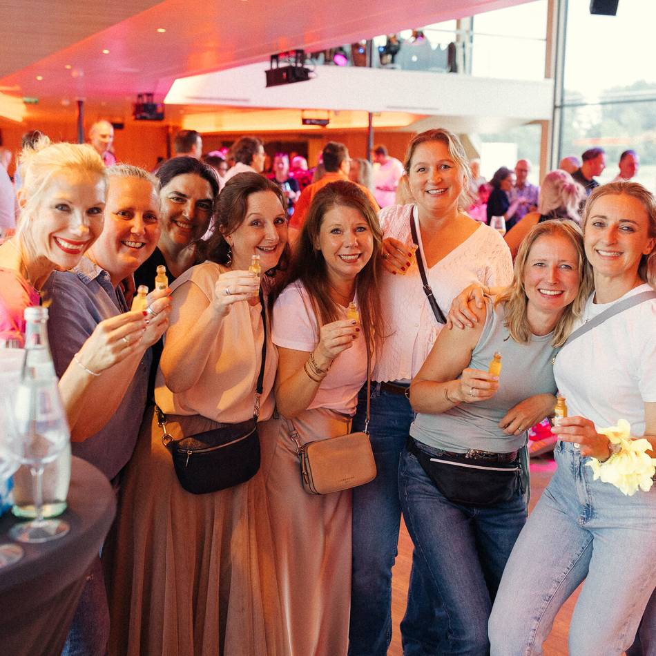 Party in Düsseldorf: Hunderte Gäste feiern RP-Jubiläum auf dem Rhein