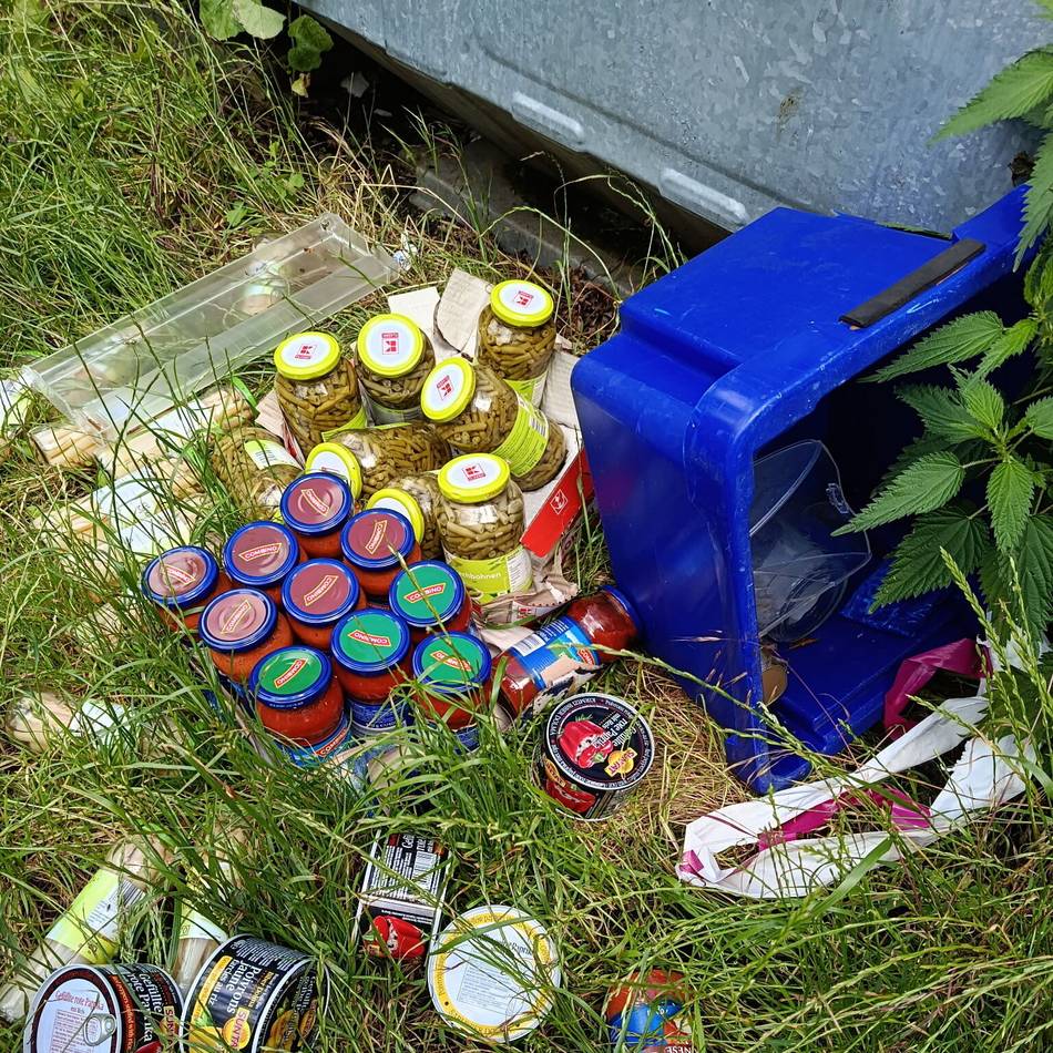 Wilde Müllkippe in Vernum: Bohnen, Reis und Flatscreen an Glascontainer entsorgt