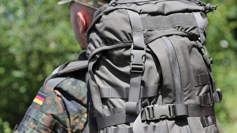 1. Rheinau Marsch: Nationaler Veteranentag in Dormagen – mit 15 Kilo auf dem Rücken nach Zons