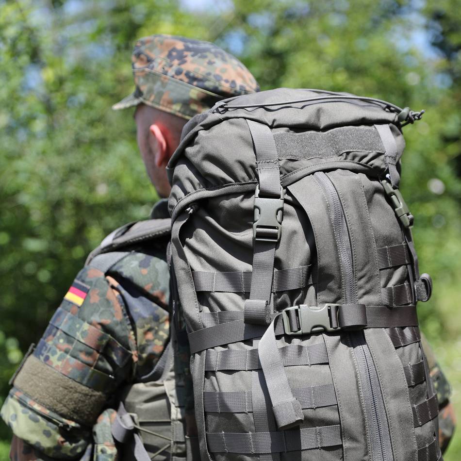 1. Rheinau Marsch: Nationaler Veteranentag in Dormagen – mit 15 Kilo auf dem Rücken nach Zons