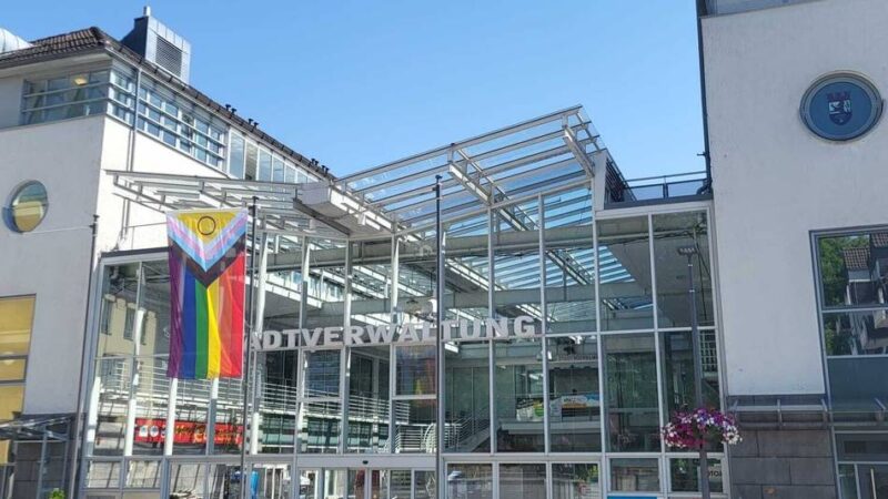 Christopher Street Day im Oberbergischen Kreis
: Stadt hisst die Regenbogenflagge am Bahnhofsplatz