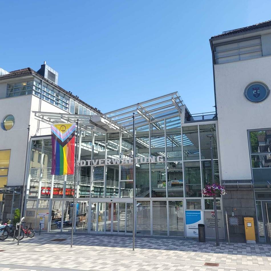 Christopher Street Day im Oberbergischen Kreis
: Stadt hisst die Regenbogenflagge am Bahnhofsplatz