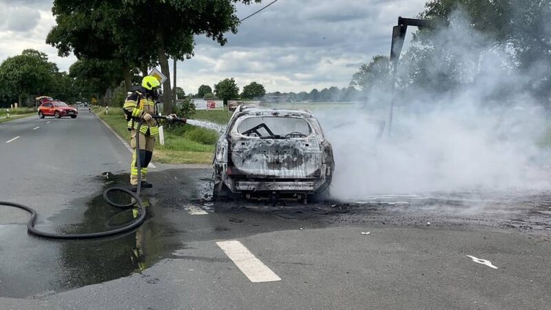Einsatz der Freiwilligen Feuerwehr Alpen: Auto brennt auf B57 – Vollsperrung der Straße