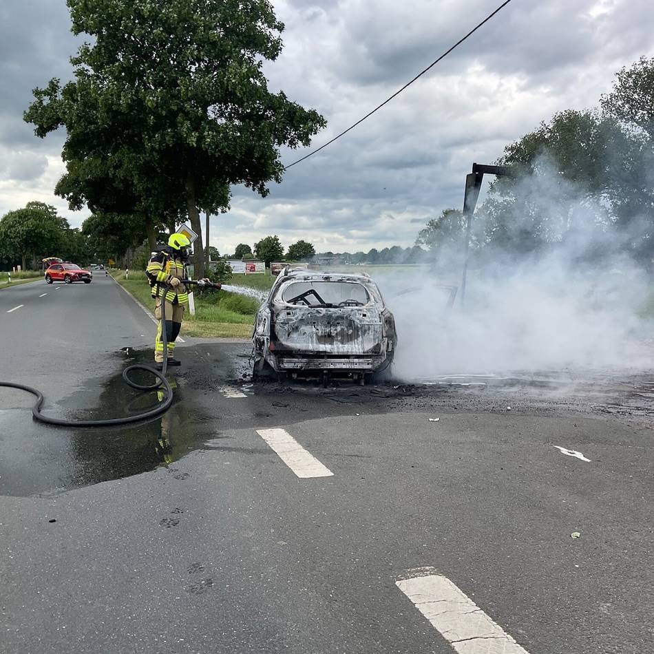Einsatz der Freiwilligen Feuerwehr Alpen: Auto brennt auf B57 – Vollsperrung der Straße