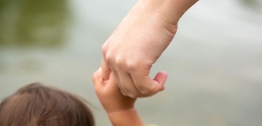 Deutschland: Zahl der Adoptionen sinkt auf niedrigsten Stand seit Wiedervereinigung