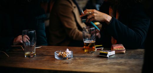Oasis-Index der Deutschen Bank: So viel kosten fünf Bier und zwei Packungen Zigaretten weltweit