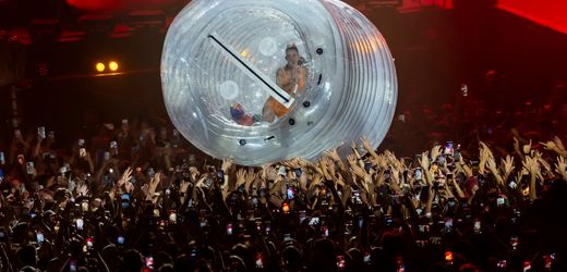 Katy Perry: Pop-Sängerin bei Konzert in aufblasbarer Flasche gefangen