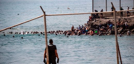 Ceuta: Mehr als tausend Menschen schwimmen aus Marokko zur EU-Exklave