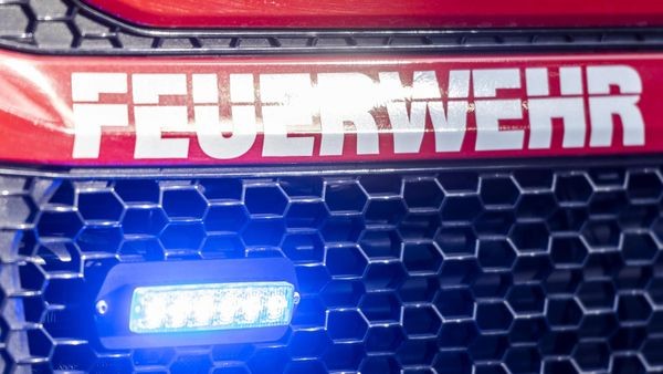 Balkon in Velbert brennt – Feuerwehr rettet 16 Tiere aus einer Wohnung