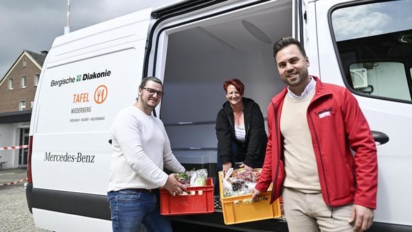 Plätzchen, Monitor und Muskelkraft: So danken Gäste der Tafel in Velbert