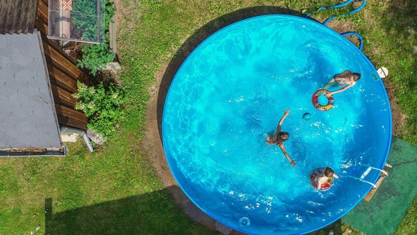 Pool im Garten: Was Eigentümer in Velbert beachten müssen