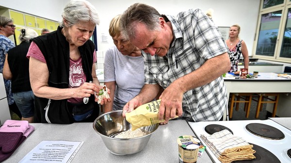 Zubereitung ohne Augenmaß: Sehbehinderte backen in Heiligenhaus zuckerfrei