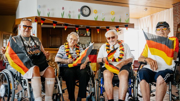 Mit 92 Jahren nachts vor dem TV: Vergnügte Tipprunde in Velberts Altenheim