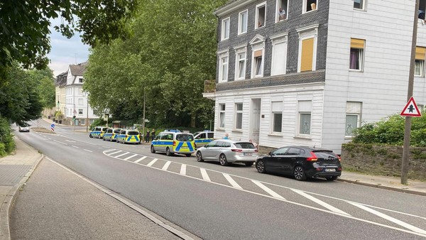 „Verdächtige Knallgeräusche“: Polizei nimmt Mann in Velbert-Langenberg fest