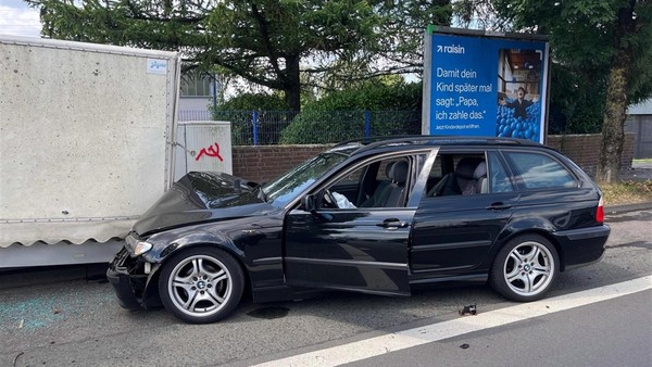 Sekundenschlaf am Steuer: 39-Jährige kracht in Velbert in Lkw-Anhänger