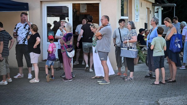 Heiligenhaus nimmt Abschied: Lange Schlangen beim Abverkauf von Dalbeck-Säften