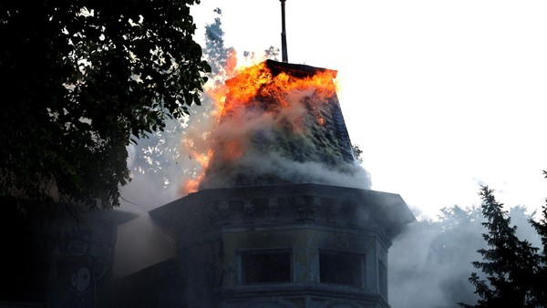Große Rauchsäule über Wuppertal: Leerstehende Villa nach Brand einsturzgefährdet