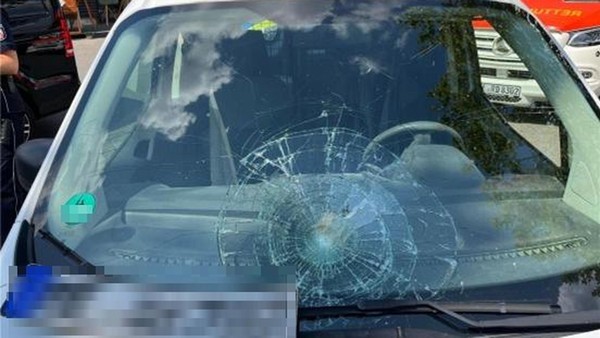 Velberter verletzt 13-Jährigen: Junge prallt gegen Windschutzscheibe