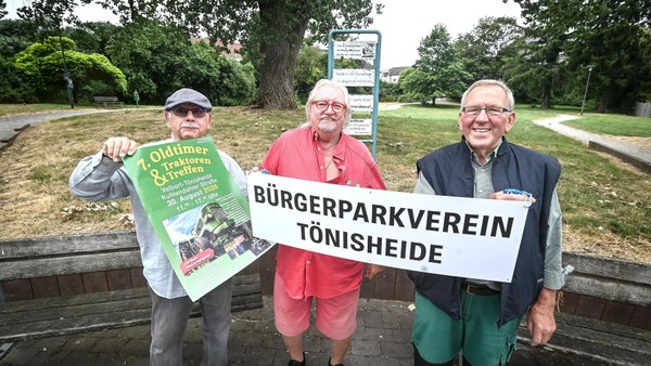 Mit Grillwurst und Kuchen: Trio freut sich auf Oldie-Trecker-Treffen in Velbert