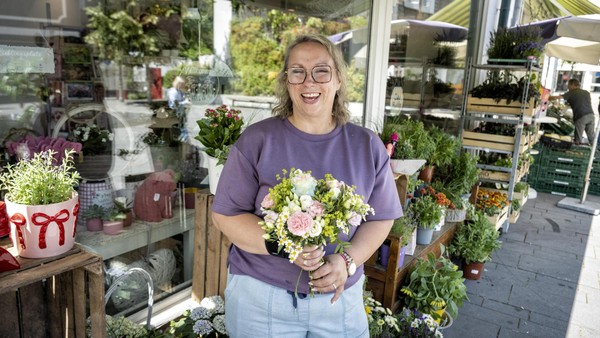 „Cool, der Spruch“: Vor Velberts Blumenladen zücken viele ihr Handy für ein Foto