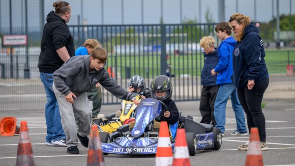 „Gas geben ist das Beste“: 40 Velberter Kids drehen beim Kartfahren auf