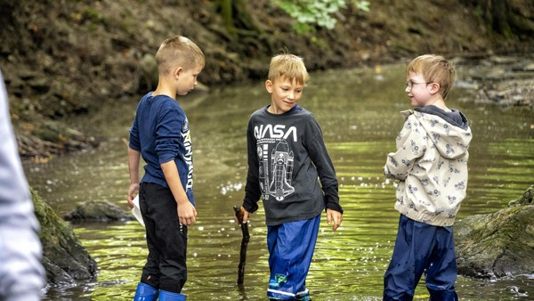 Nasse Füße, große Augen: Velberter Kinder werden zu Bachforschern
