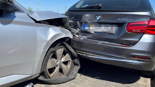 Medizinischer Notfall: 67-Jähriger rammt in Velbert drei Autos