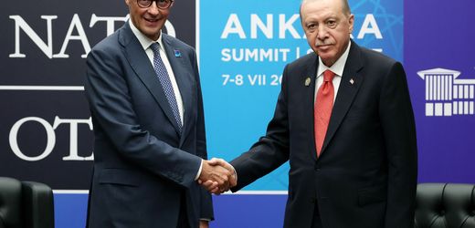 Nato-Gipfel in Ankara: Friedrich Merz bekommt von Recep Tayyip Erdoğan Revolver geschenkt