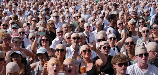 Pitbull-Renaissance: Tausende Fans tragen Latexglatzen bei Konzert in London