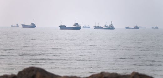 Straße von Hormus: Crew verlässt brennendes Containerschiff in der Meerenge