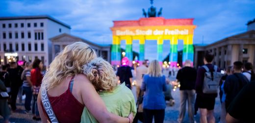 CSD in Berlin: Entsetzen nach Anschlag – Debatte über härteres Vorgehen